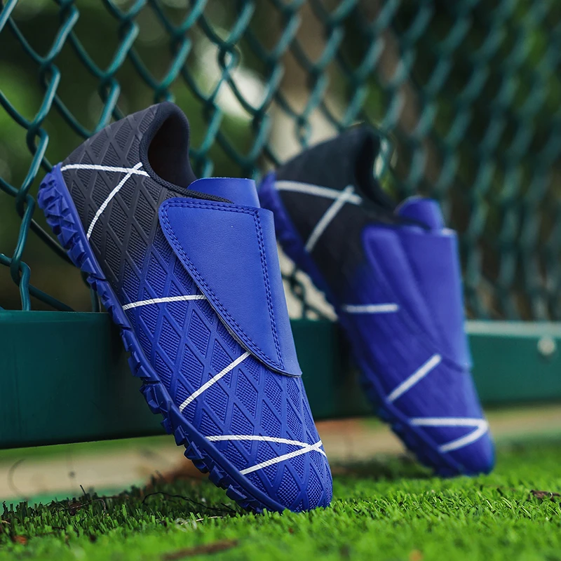 

Children‘s Football Shoes Outdoor Soccer Spiked Shoes Flat Turf Cleats Non-slip TF Football Sneakers Ultralight Futsal Shoes