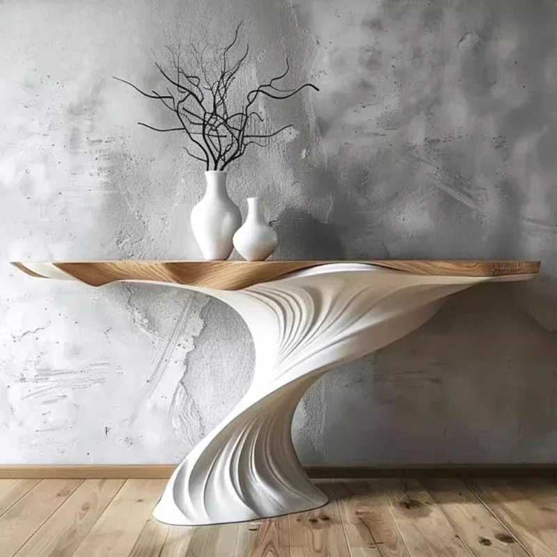 

The foyer is against the wall, and the high-end entrance table is decorated with art ornaments.