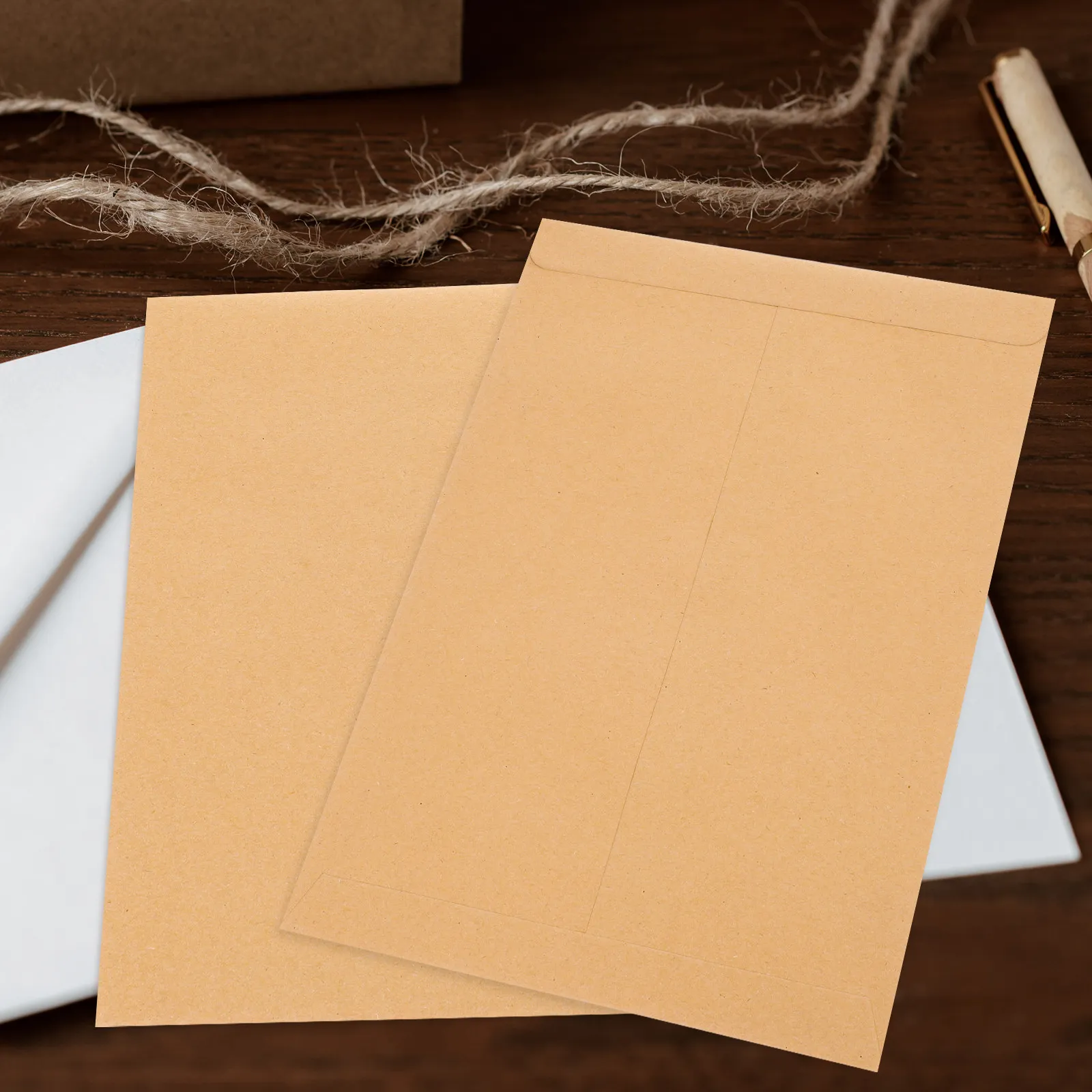 

50 шт. конвертов из крафт-бумаги, практичные и легкие, для хранения писем, открыток и канцелярских принадлежностей.