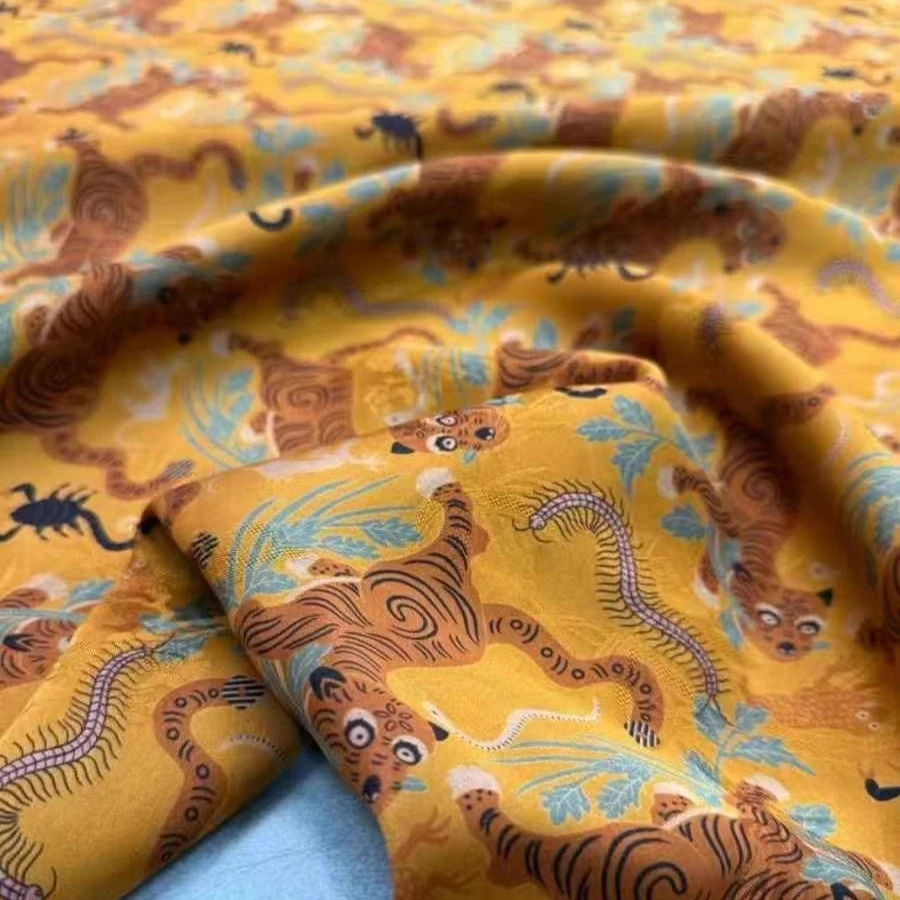 

Тяжелая шелковая ткань с принтом желтых тигров для шитья своими руками, летняя весенняя юбка, классические брюки, пижамный жилет, удобный материал R2473