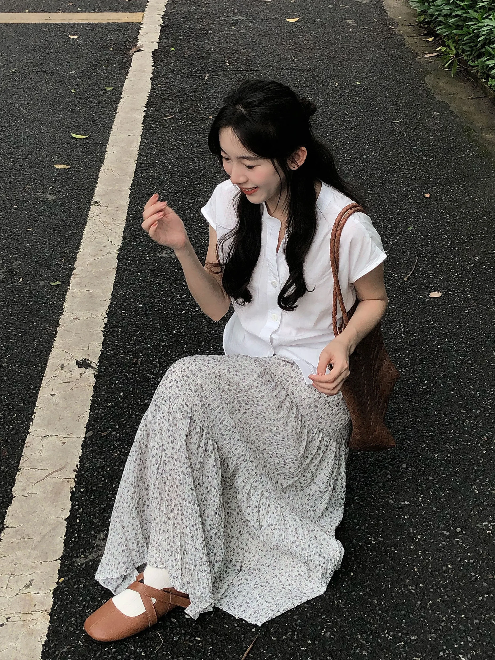 

White Tea Short Sleeve V-Neck Shirt Women's Summer Slim Fit Cotton Simple Match All Waist-Cinching Cloud Shoulder Top