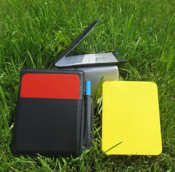 Rode en gele kaart scheidsrechter voetbalwedstrijd coach uitrusting rode en gele kaart rand picker recorder tool