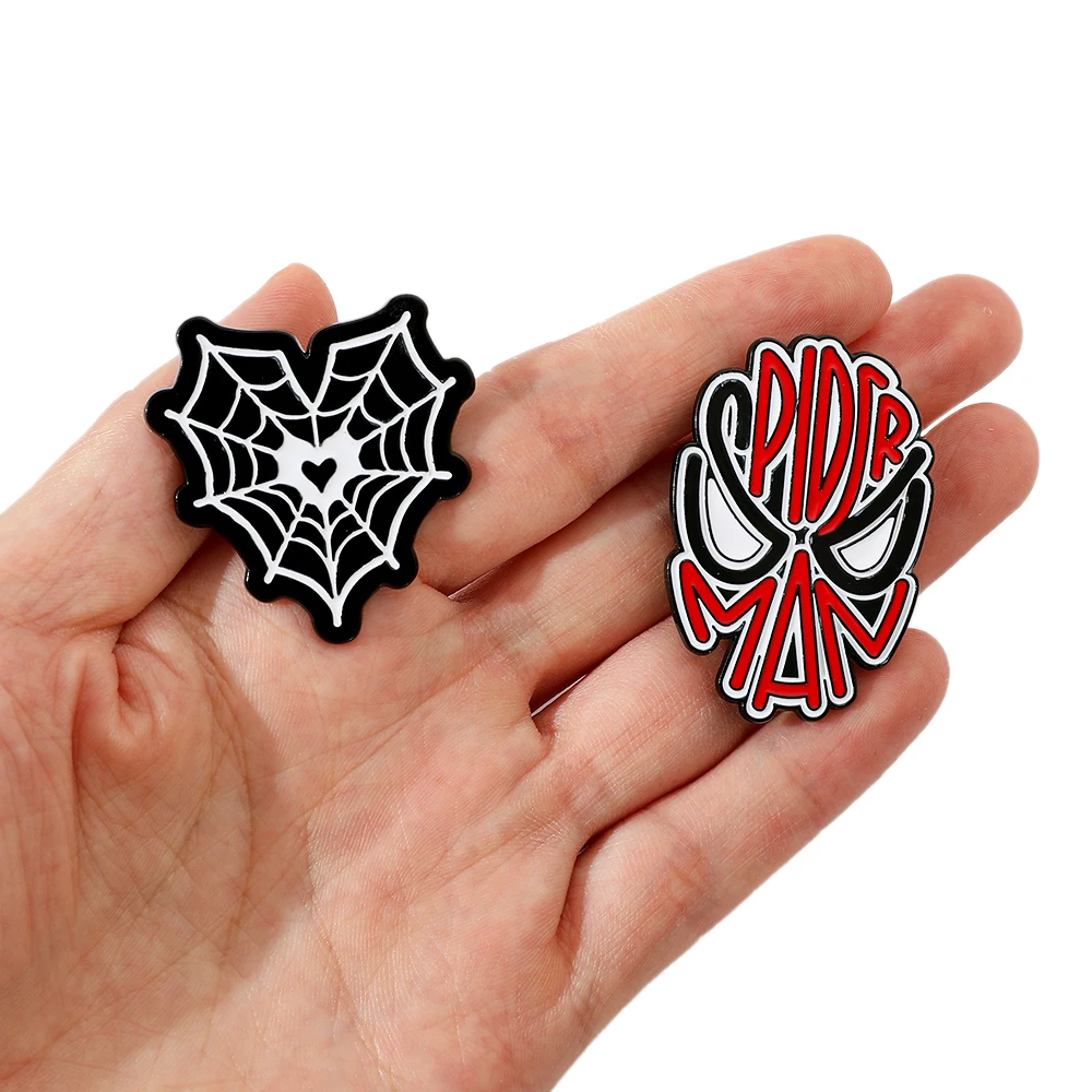 Broche de animación de dibujos animados creativo, letras bonitas, Spiderman, Pin esmaltado, mochila, joyería, accesorio de Metal, 2 uds.