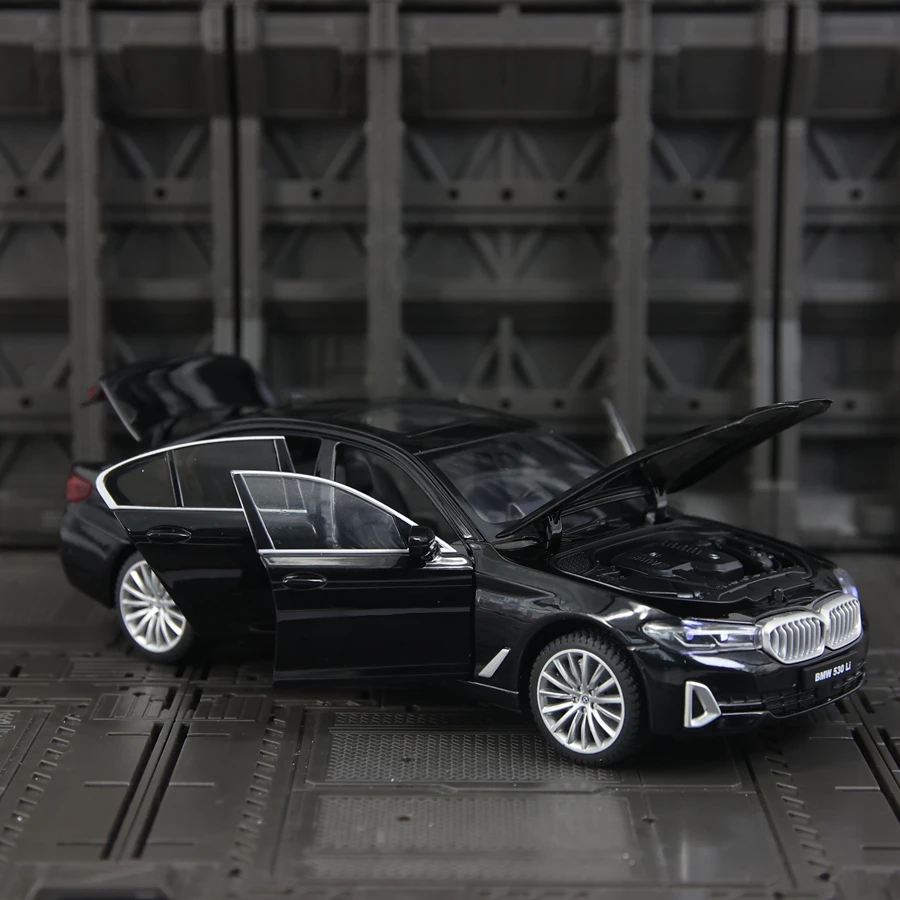 1:24 Simula el modelo de coche de aleación BMW 530Li con puertas, capó de motor y maletero que puede abrir rico en detalles, finamente elaborado