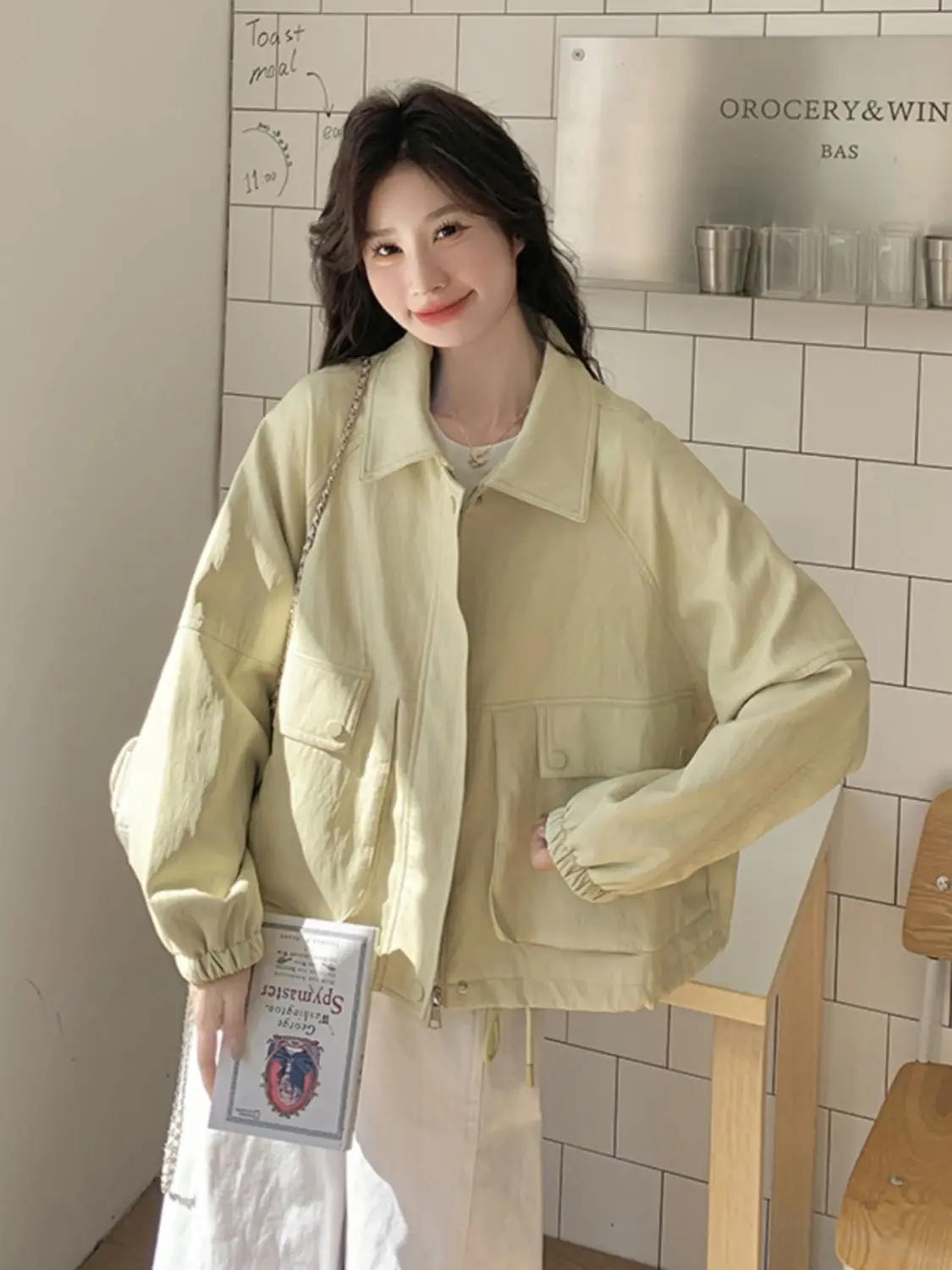 เสื้อแจ็คเก็ตผู้หญิง ผ้าลูกฟูก แต่งผ้าแบบวินเทจ แฟชั่นทันสมัย สไตล์เรียบง่าย ติดกระดุมด้านหน้า มีกระเป๋า  แบบยาว