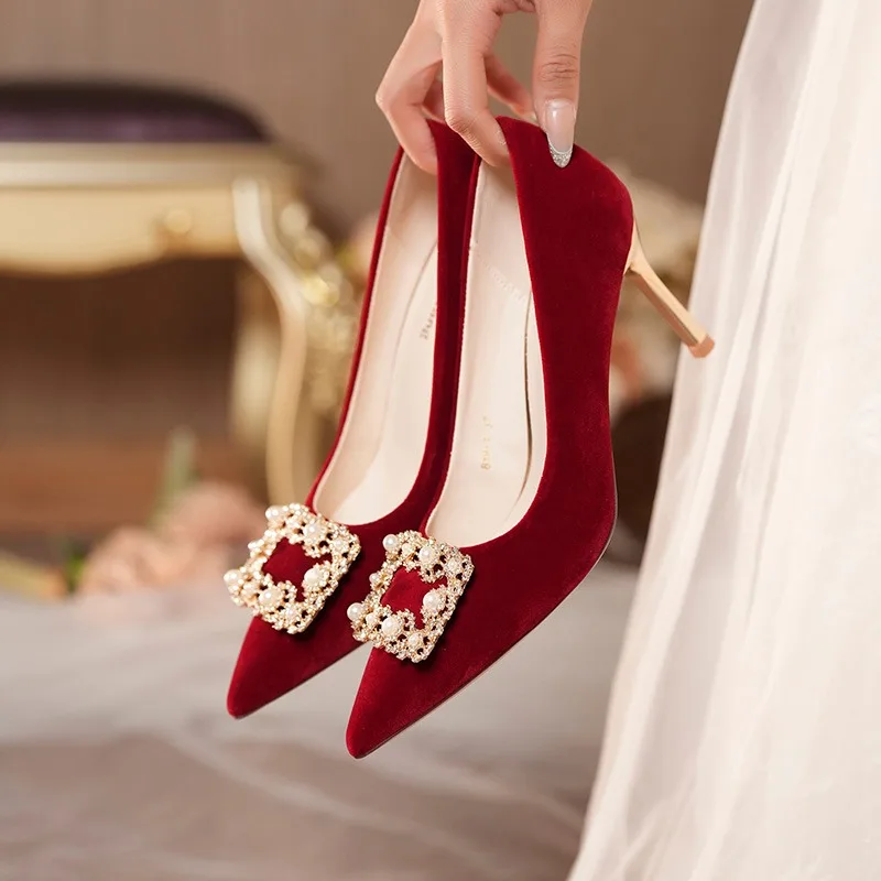 

Свадебные туфли на высоком каблуке с жемчужной квадратной пряжкой в стиле ретро, красные туфли на шпильке с острым носком