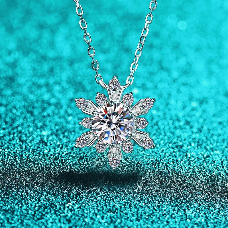 

Platinum Pt950 Flower Shaped Moissanite Pendant Necklace for Women 18k White Gold Shine Like a Star! Perfect for Every Occasion