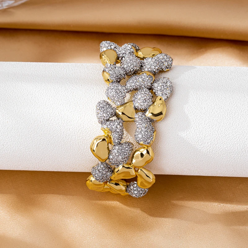 This is an original design by a European and American genius. It features a fashionable, versatile and casual copper gold-plated