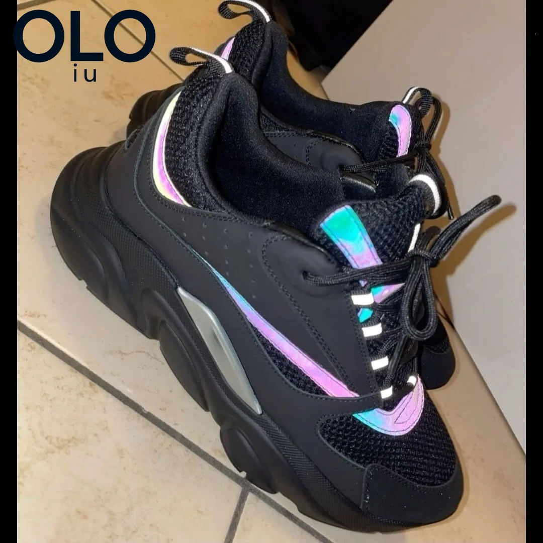 Image of Schwarze Irisierend Reflektierende Mesh Dad Sneaker mit Dicker Sohle Stoßdämpfung Nachtleuchtende Freizeitschuhe Unisex