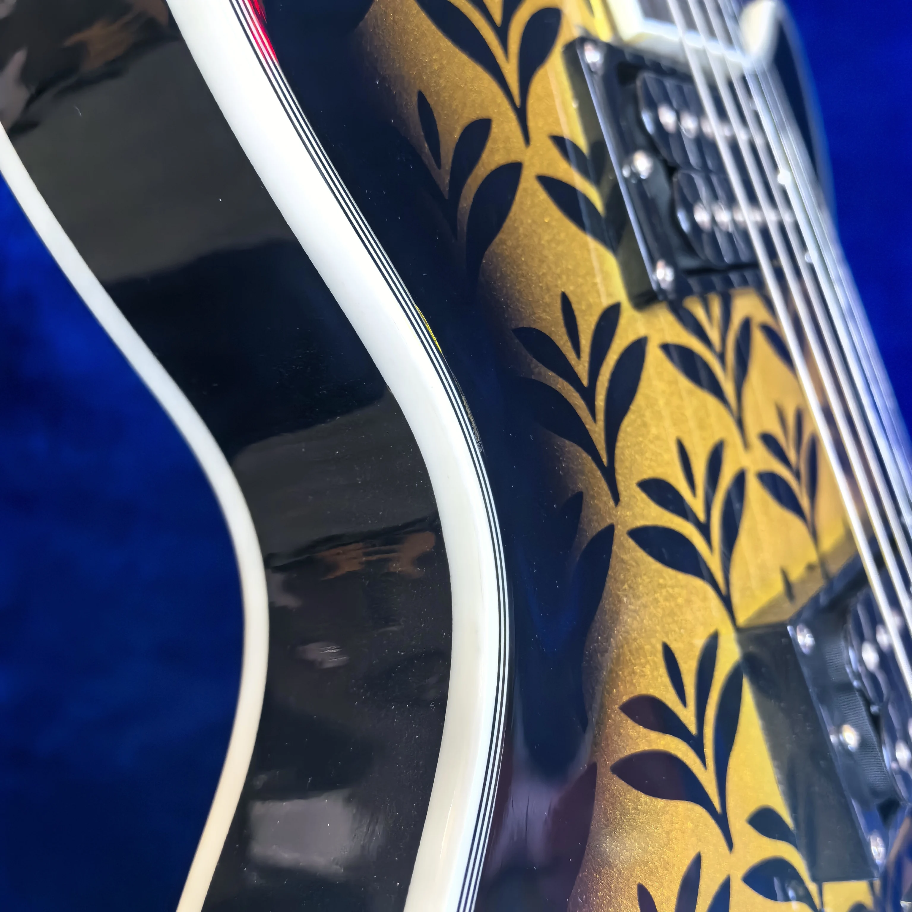 6-String Electric Guitar, Metallic Yellow Surface, Multi-layer Edge Treatment, Black Alnico Pickups, Locking Tuning Pegs