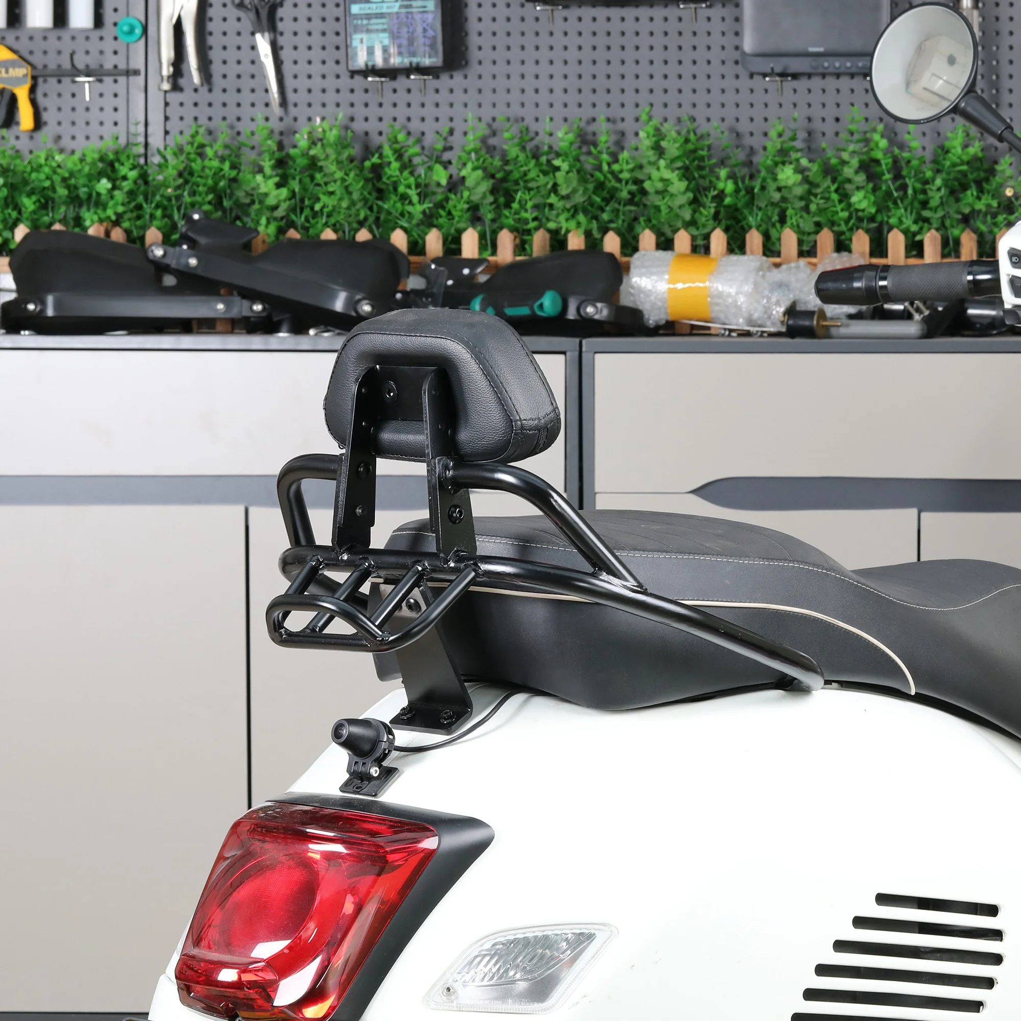 For Vespa GTS300/GTS310/GTV300/GTV310, the modification accessory is an integrated backrest with a rear frame.