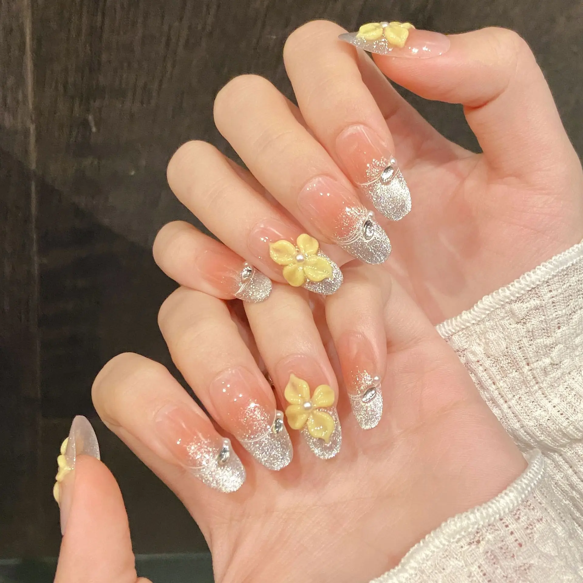 

10 шт., овальные накладные ногти средней длины, блестящие кончики, накладные ногти ручной работы с цветком и бриллиантами, наборы ногтей, многоразовые накладные ногти