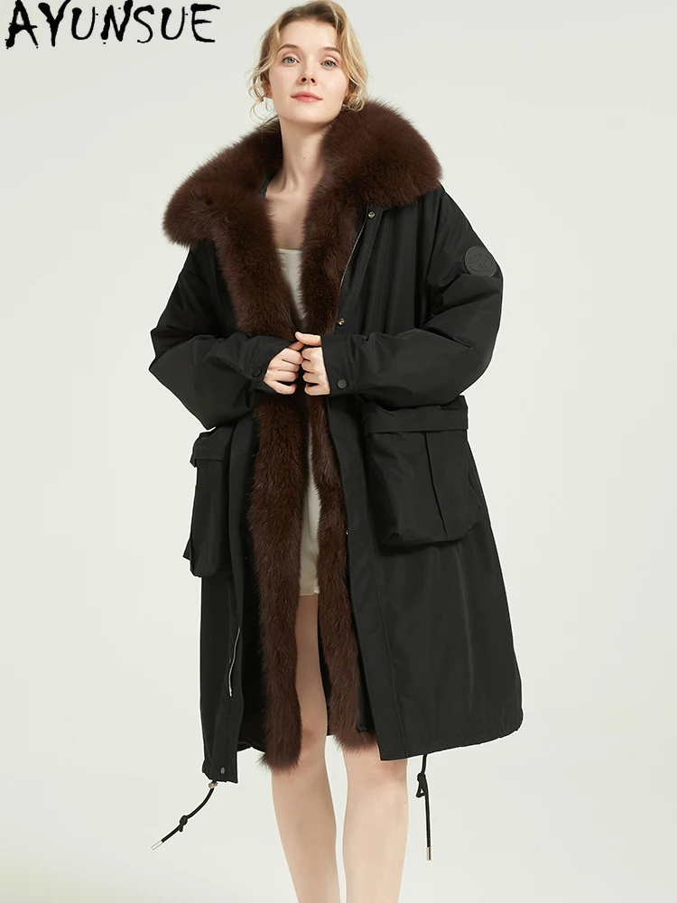 เสื้อโค้ทขนหงษ์ขาว AYUNSUE รุ่นปี 2025 ความยาวปานกลาง เสื้อพาร์ก้าสำหรับผู้หญิง ฤดูหนาวปี 2025 เสื้อผ้าผู้หญิงอุ่นสบาย แต่งขนสุนัขจิ้งจอกที่ปกเสื้อ สามารถถอดออกได้