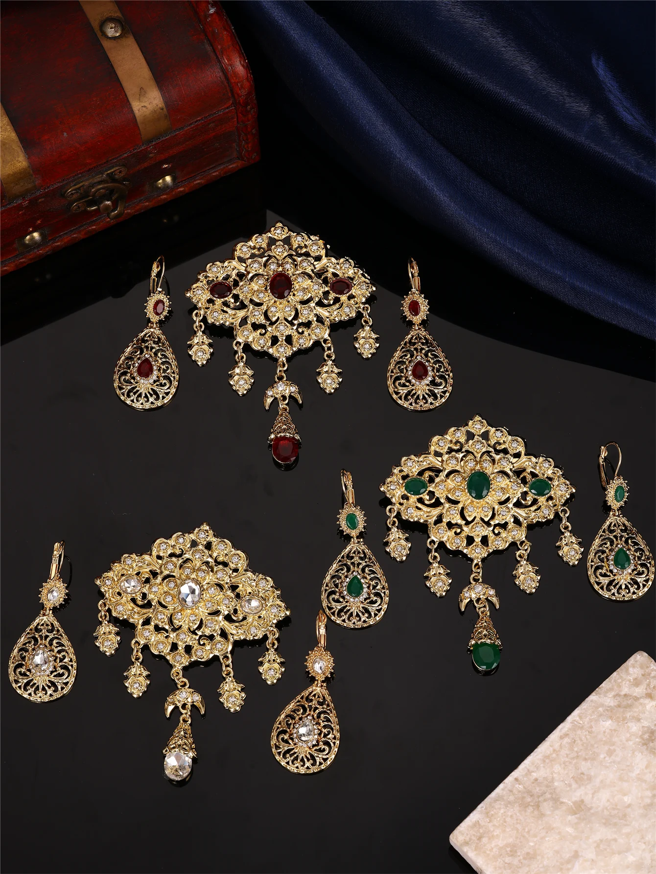1 Set of Palace-Style Women's Brooch and Earring Jewelry Set, Hollow-Carved, Inlaid with Rhinestones and Tassel Pendants, Jewelry Accessories for Arabic Women's Wedding, Banquet, and Festival Attire