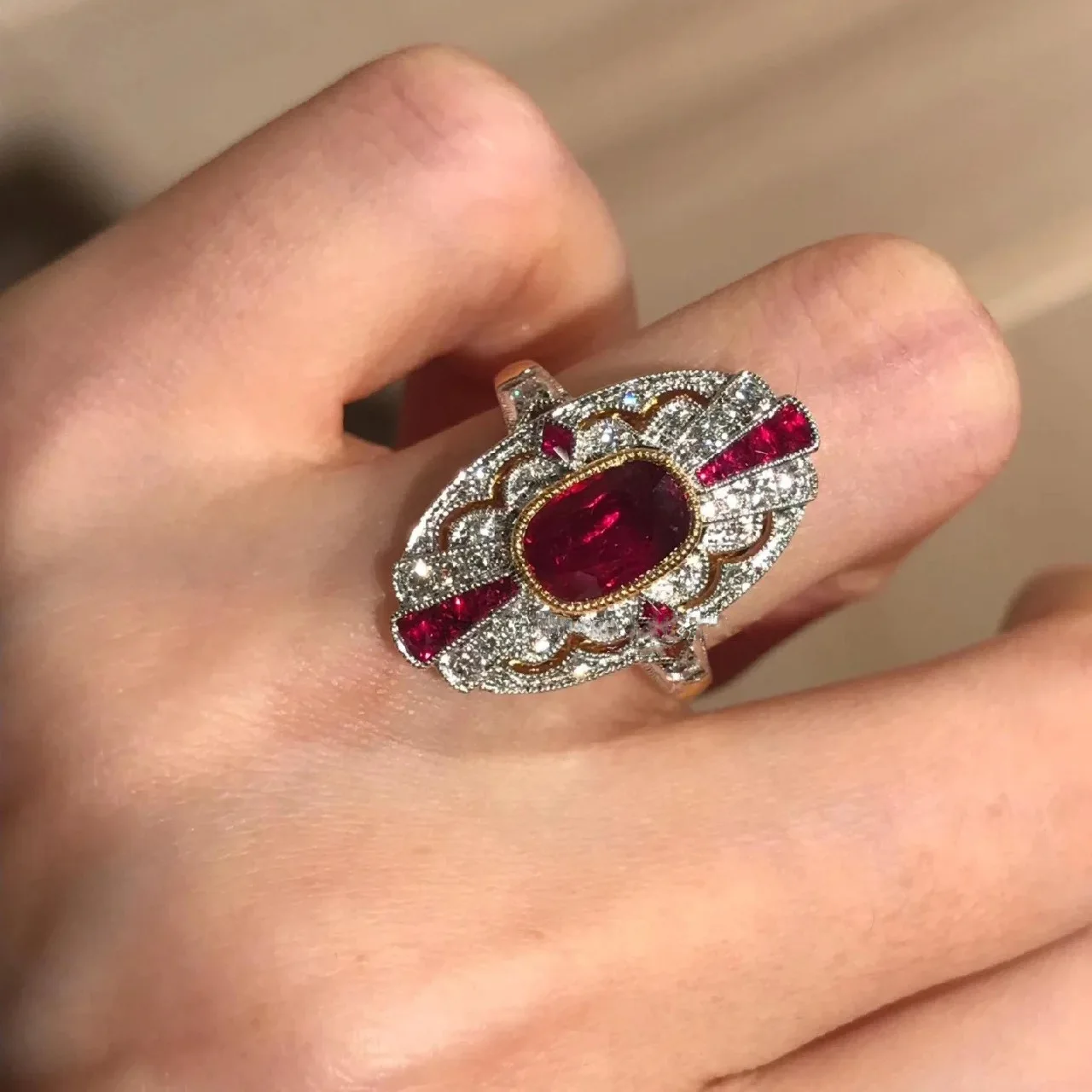 

Foydjew Vintage Edward Artdeco Design Two-color Gold Rings Inlaid Simulation Pigeon Blood Red Ruby Red Corundum Ring For Women