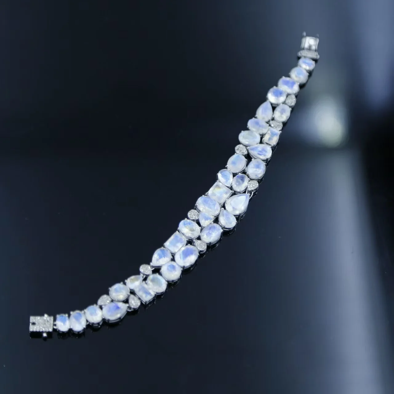 

Изысканный браслет из мадагаскарского лунного камня с серебряными вставками геометрической формы для женщин, уникальный подарок, модные ювелирные украшения