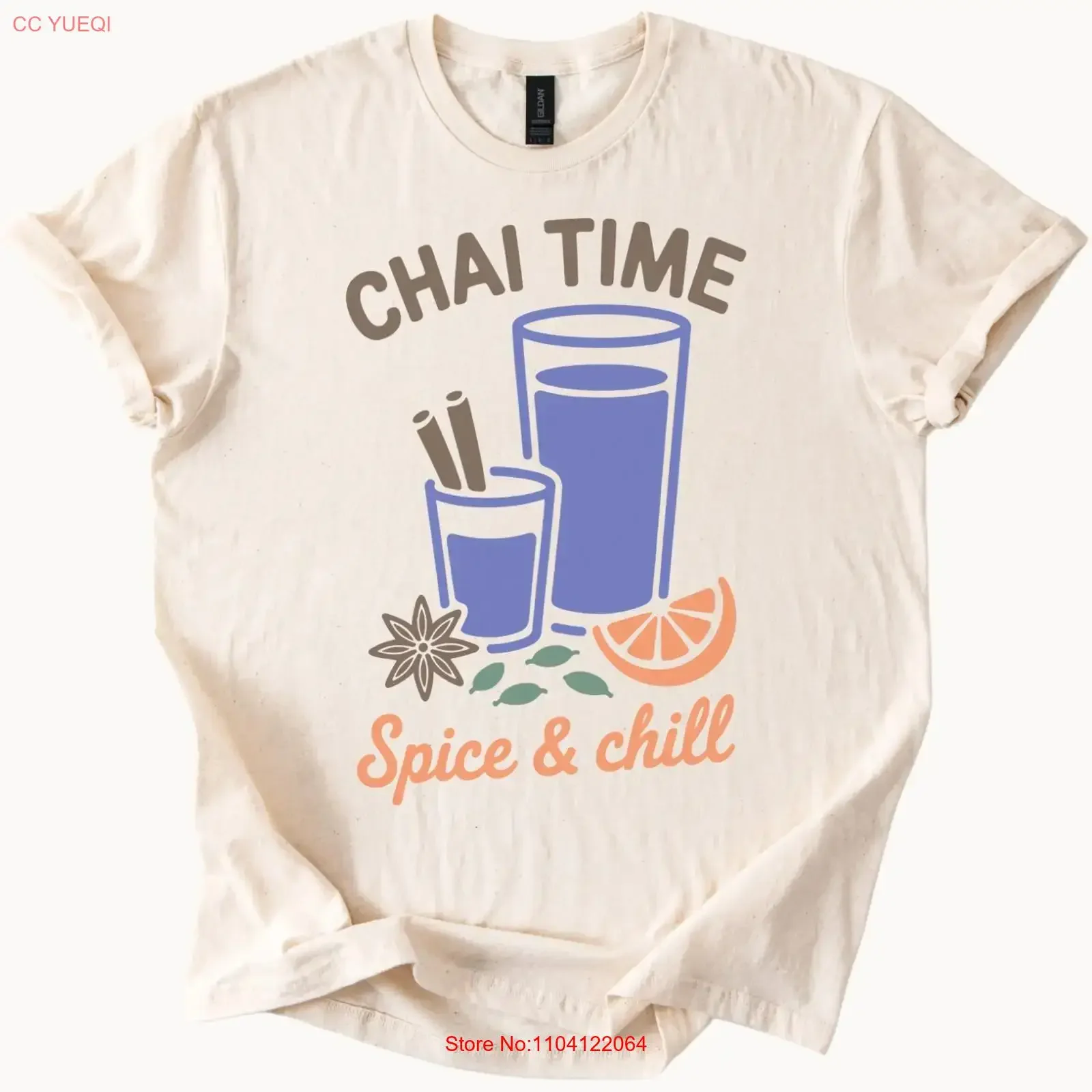 Camiseta Chai Time con estampado de canela, anís estrellado, rodaja de naranja y especias de cardamomo, estilo vintage lavado, elegante, versátil y ligeramente holgado.