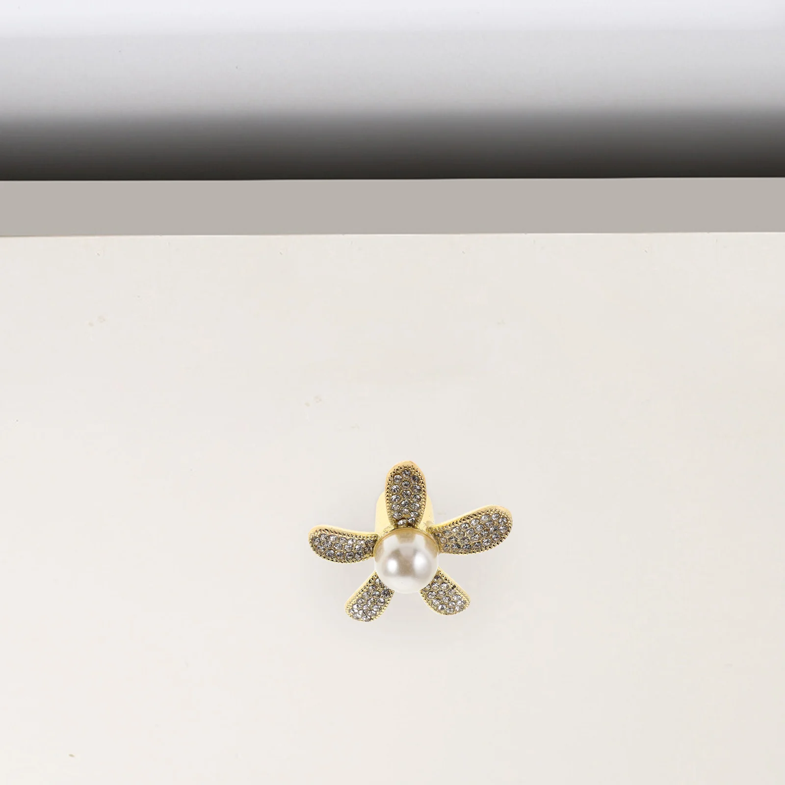 

4pcs American Style Drawer Pulls Golden Flower Cabinet Knobs Rhinestones For Kitchen Bathroom Closet Doors Metal Furniture