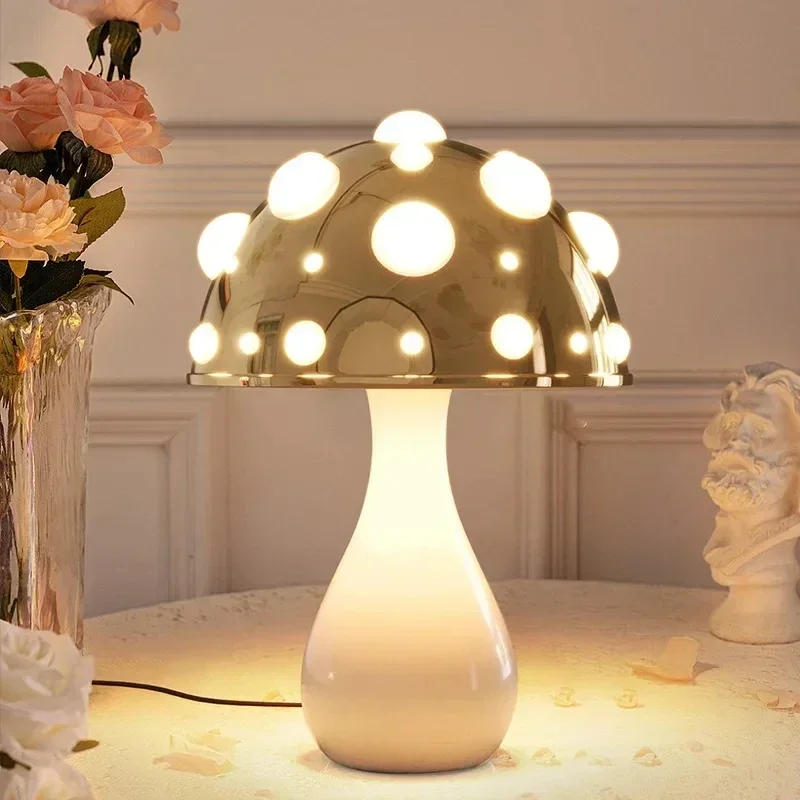 Kreatywna lampa stołowa Mushroom USB do ładowania Dekoracyjna lampka na biurko LED do lampki nocnej do sypialni hotelowej