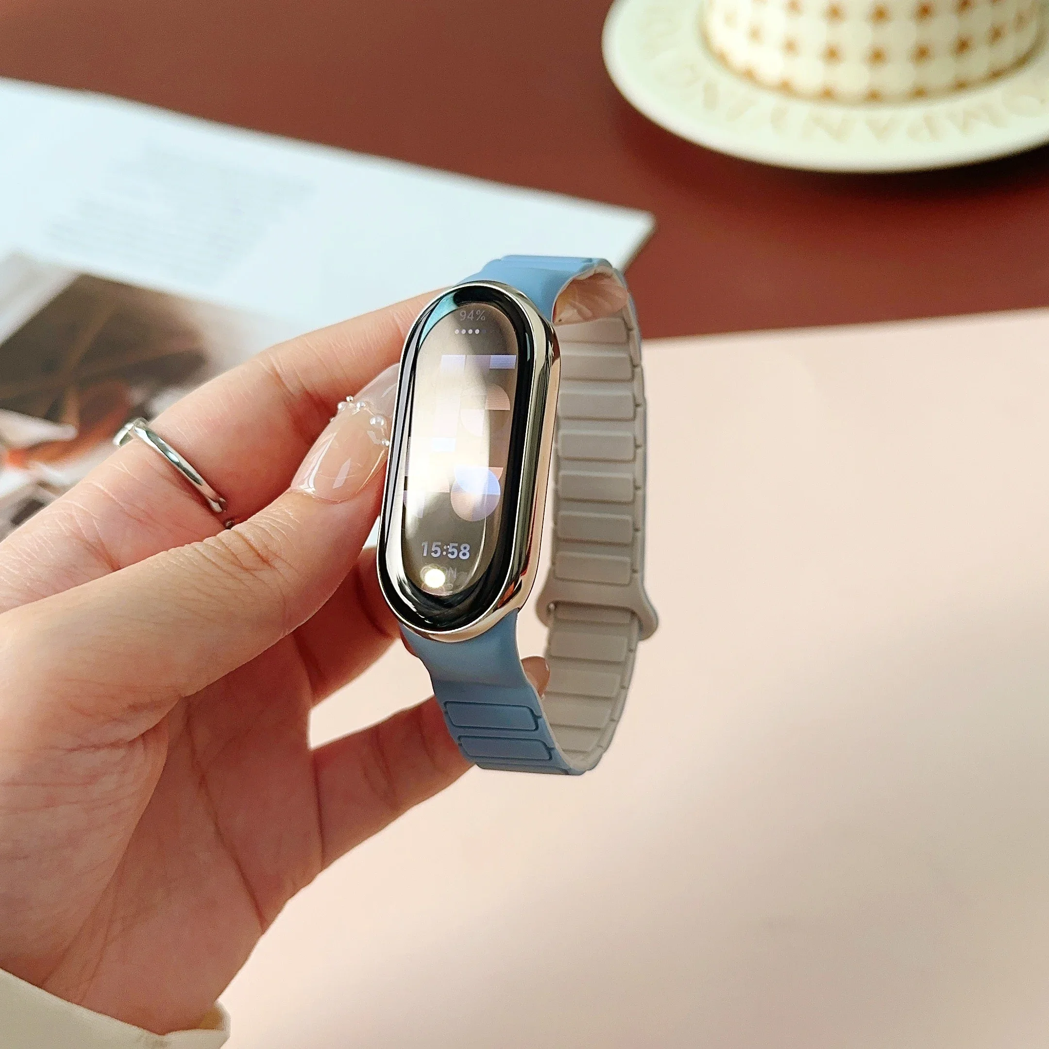 حزام مغناطيسي لسوار Xiaomi Mi Band 9/ Smart Band 8 حزام بديل للرجال والنساء سوار معصم رياضي من السيليكون لـ Mi Band 9