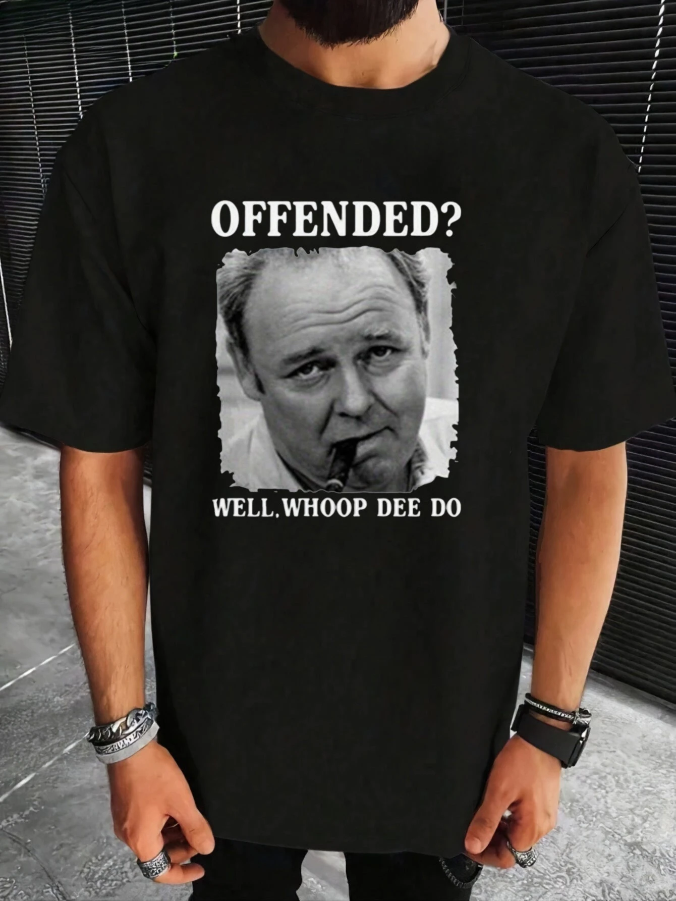 تي شيرت رجالي عتيق من Archie Bunker Whoop Dee Do Retro 70s TV Show جرافيك قابل للتنفس فضفاض بأكمام قصيرة مع طباعة سوداء متعثرة