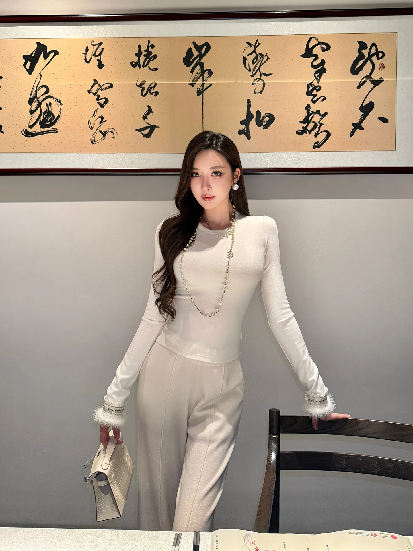 

Женская приталенная футболка с длинным рукавом, вышивкой и манжетами из меха норки, в китайском стиле, из мягкой акрилово-шерстяной смеси, термо.