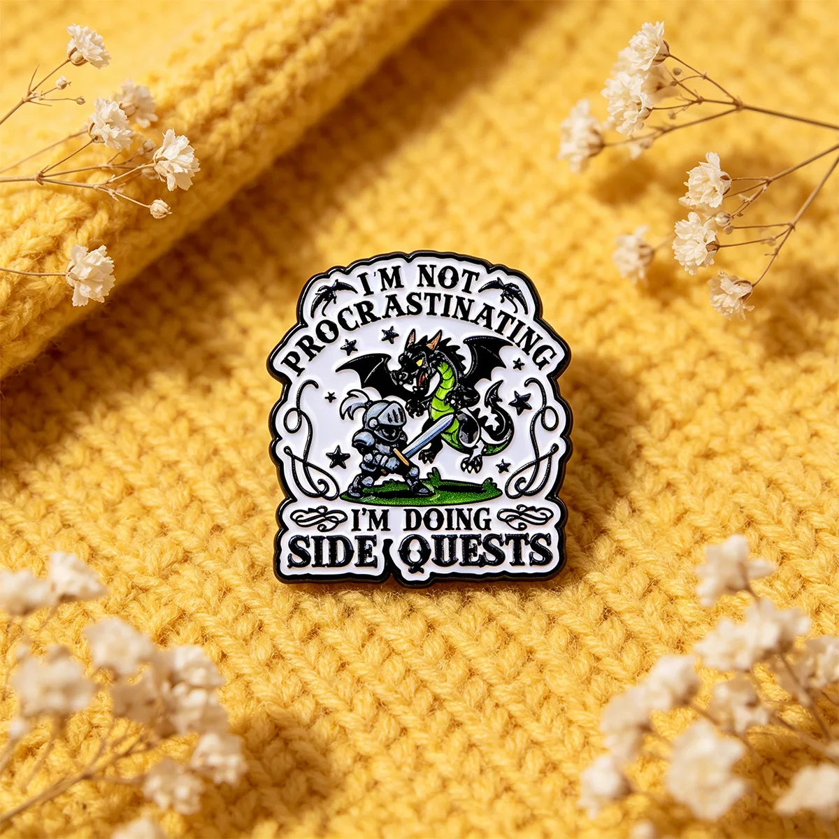 9 Stück Lustige Spiel-Zitat Emaille-Pins, Ritter vs. Drache Anstecknadel, Abzeichen "Ich zögere nicht, ich mache Nebenaufgaben", Geschenk-Pin – Detail 6