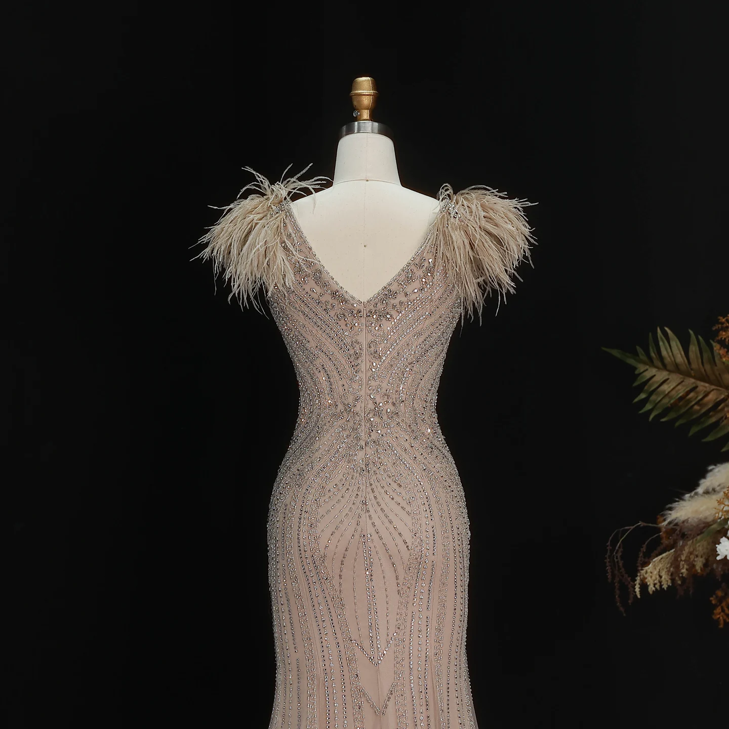 Sharon Said Luxuriöses Meerjungfrauen-Abendkleid mit Federn, Perlen und tiefem V-Ausschnitt, geeignet für Hochzeitsgäste, Partykleider SS122, maßgeschneidert. – Detail 17