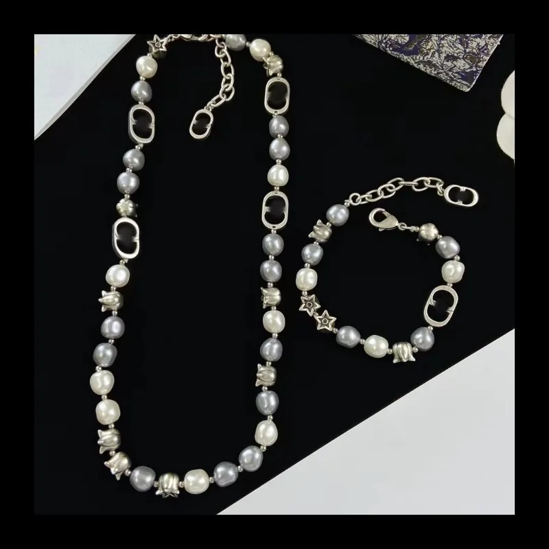 

Dijia Light Luxury Simplicity High Sense Niche Design Letter Fashion Versatile Flower Gray Chain Female