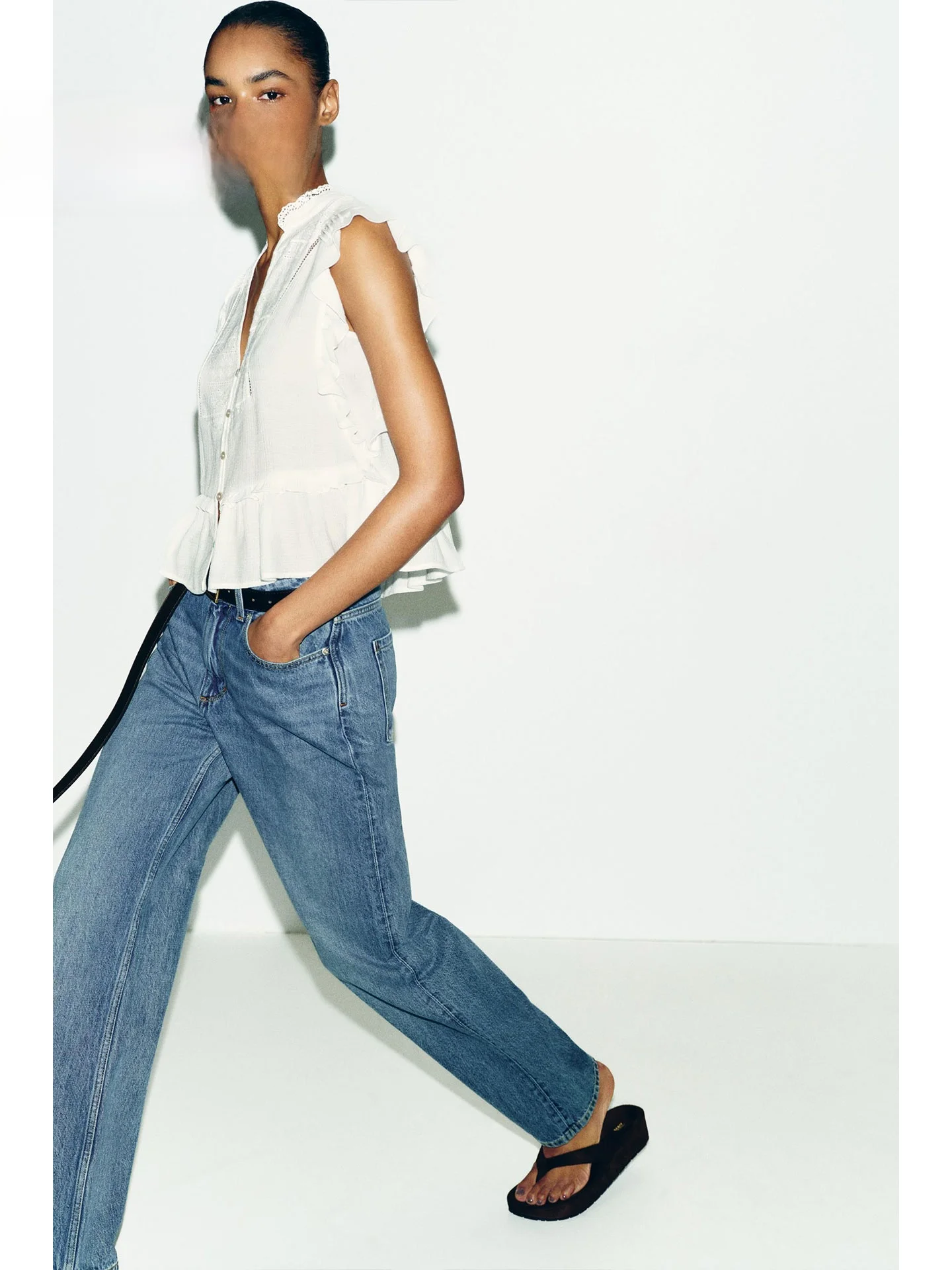 

Elegant Hollow out Embroidery Blouse Women's Sleeveless Shirt French Style Stand Collar Leaf Detail Summer 2026