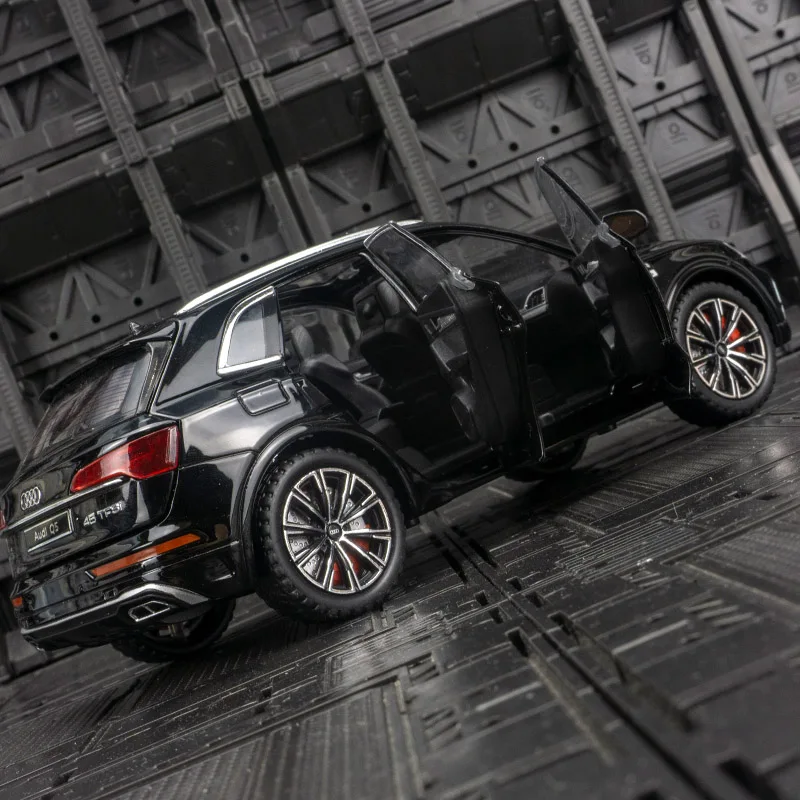 1:24 Audi Q5 liga modelo de carro ornamentos coleção portas de brinquedo acústica-óptica pull-back para crianças e porta-malas do capô podem ser abertas.