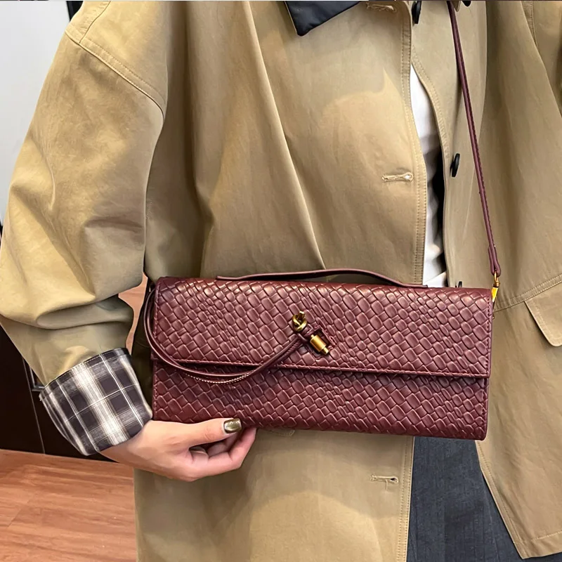 2025 Nieuwe geweven tas Enkele schouder Niche High-end horizontale draagbare dinertas Veelzijdige temperament Messenger Bag