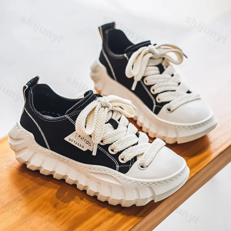 Sepatu Kasual Pria Musim Panas 2025 Tren Mode Baru Serbaguna Sepatu Kanvas Bernapas Meningkatkan Tinggi Badan Sol Tebal Sneakers Chunky