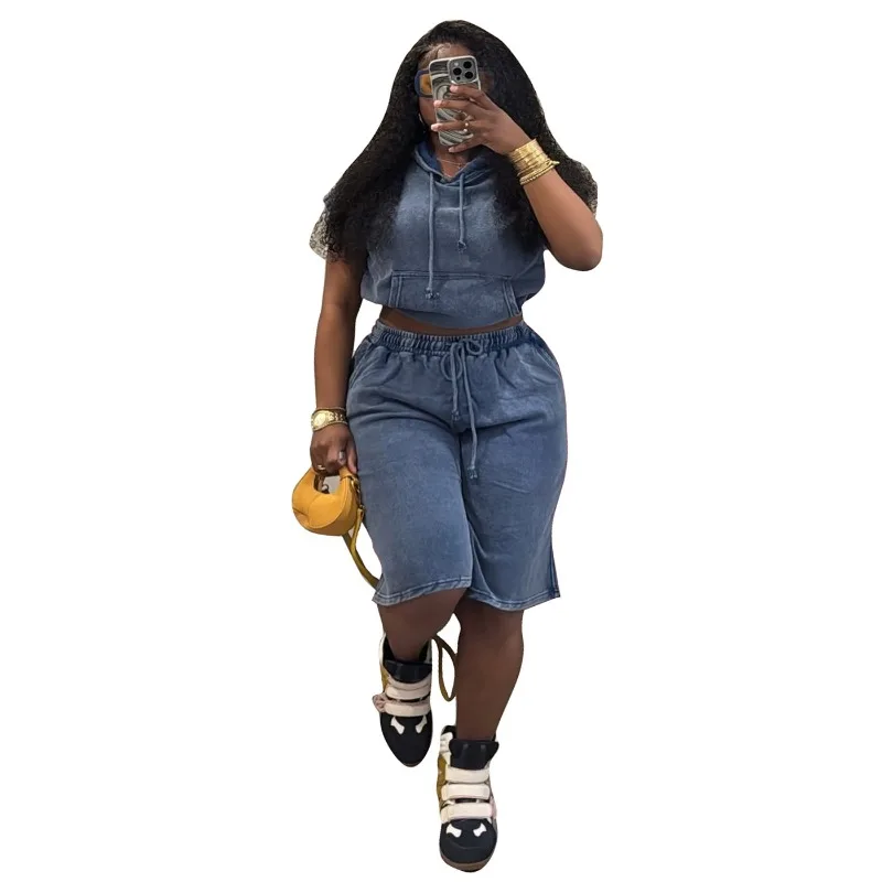 

Женский спортивный костюм из 2 предметов: укороченный топ с капюшоном и шорты до колен на шнурке. Повседневный уличный стиль для отпуска.