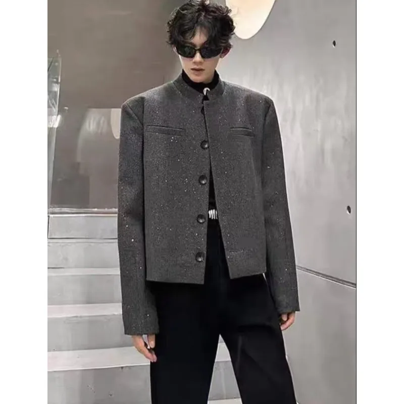 

Твидовый пиджак класса люкс: стильный, модный, с коротким воротником-стойкой, с погонами и пайетками, как у мужской модели.