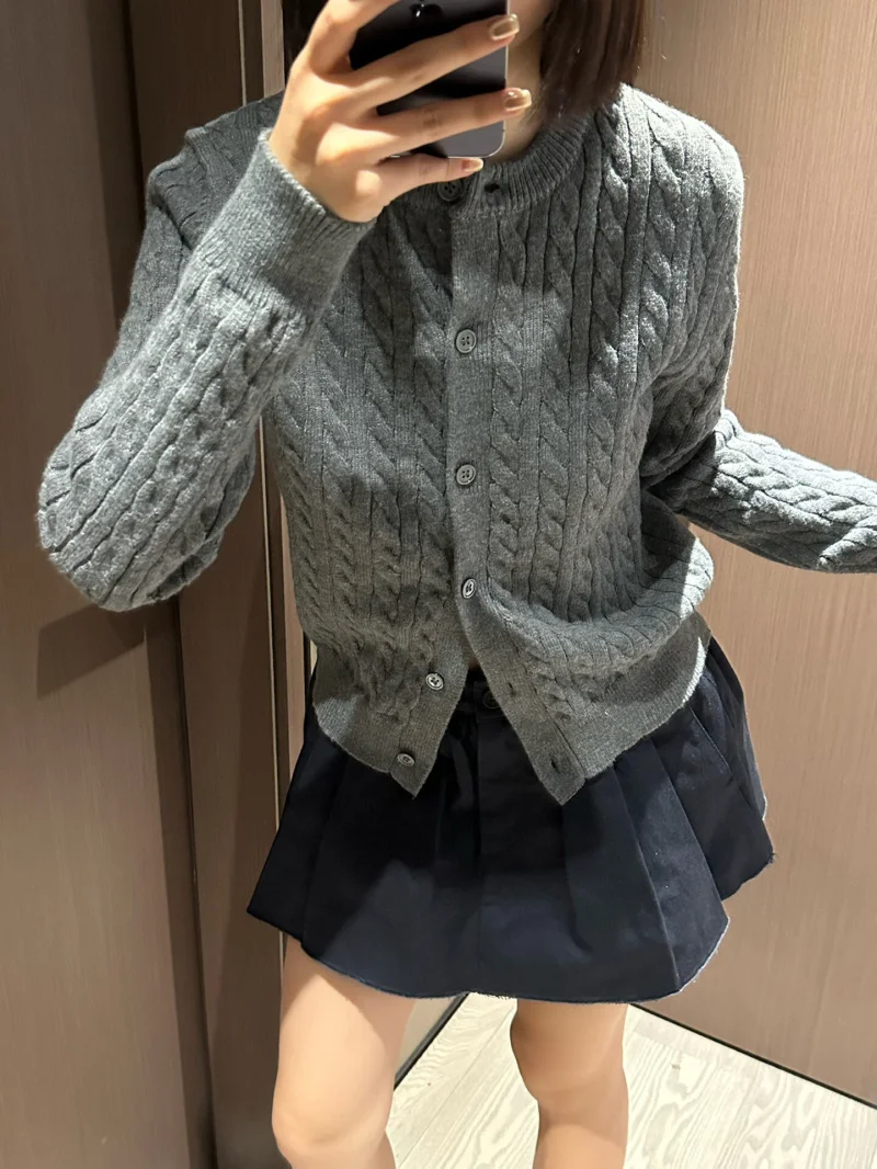 

College style women's cardigan is fashionable, simple, delicate, slim, and Fried Dough Twists knitted jacket is versatile