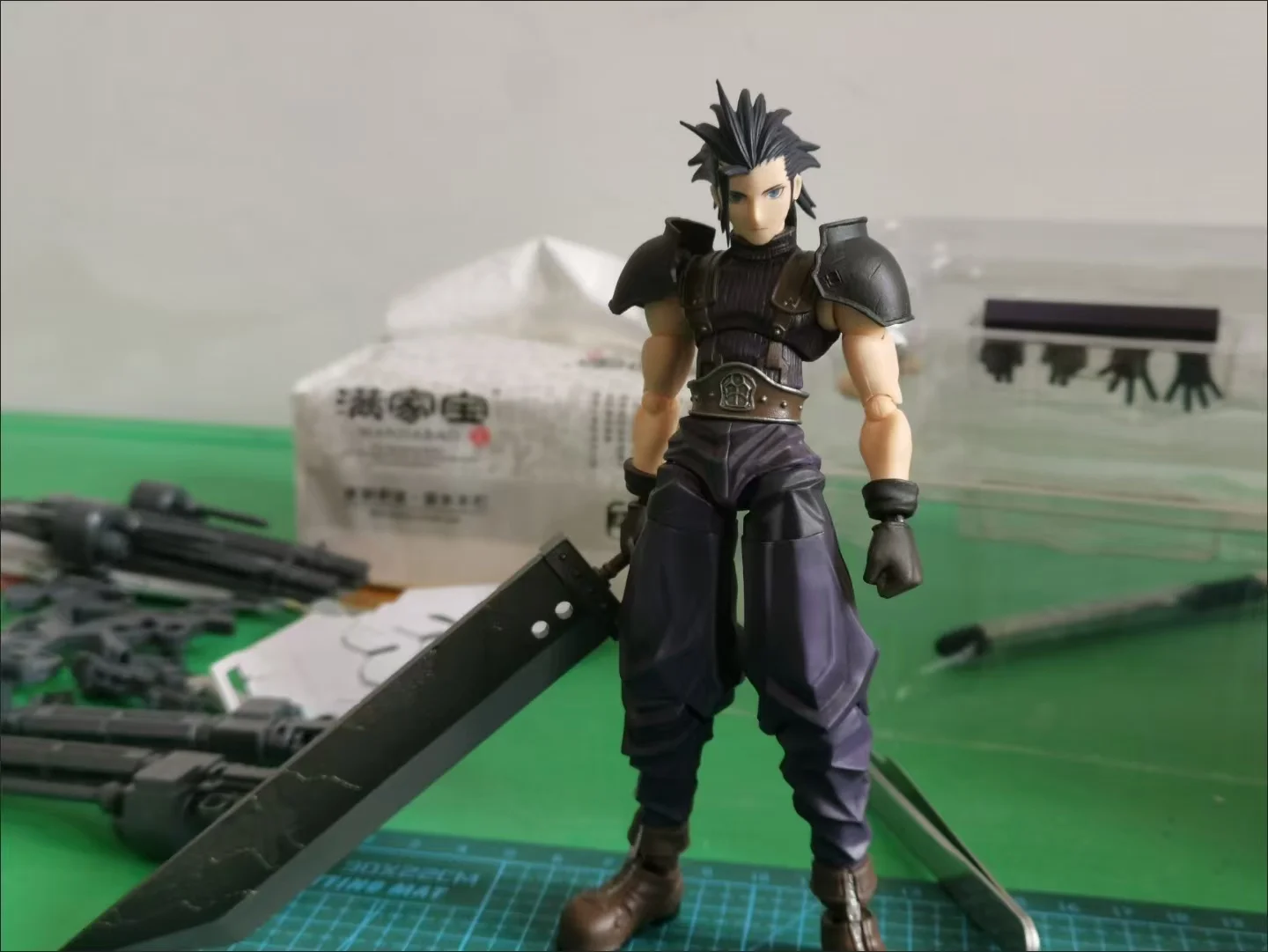 В наличии: Фигурка Зака Клода из FF7 от SE Enix Brin Arts, коллекционные игрушки и подарки, украшение для рабочего стола.