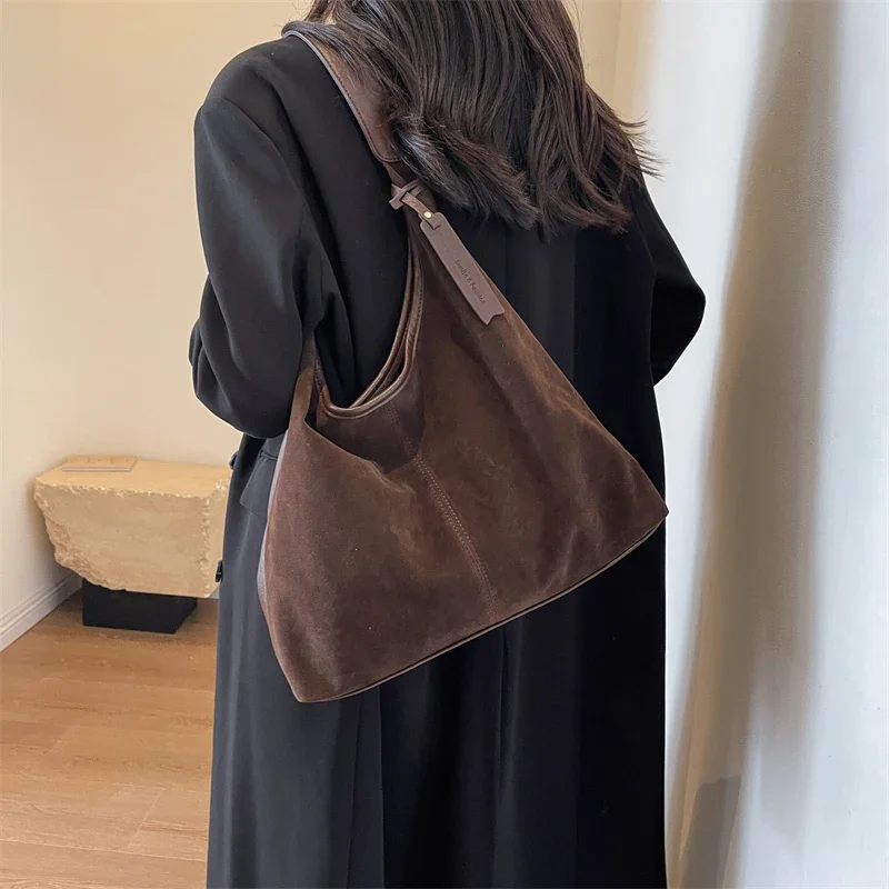

2024 Autumn/Winter New Tote Underarm Bag for Women Fashion Versatile Retro Large Capacity Commuter Shoulder Bag Tragetasche