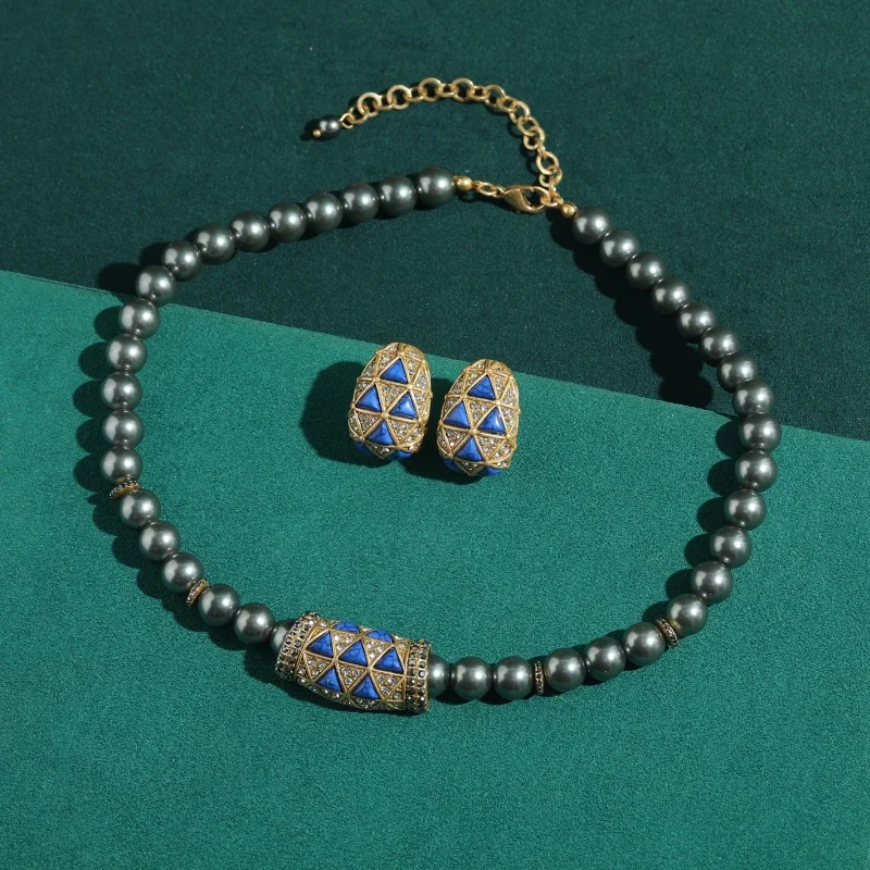 set-di-gioielli-vintage-triangolari-verde-oro-con-perle-grigie-per-donna-collana-e-orecchini-di-lusso-alta-qualita-stile-art-deco-2026-nuovo