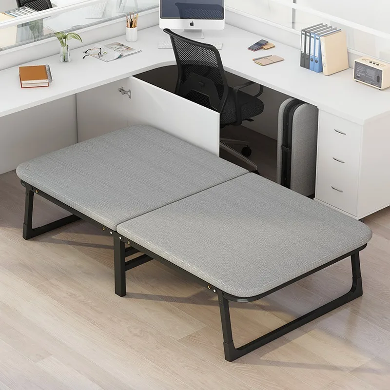 Gepolstertes Klappbett. Büro-Mittagspausenbett. Einzelbett für Nickerchen im Haushalt. Einfaches Schlafsaalbett. Verstärktes Begleitbett mit Hartbrett