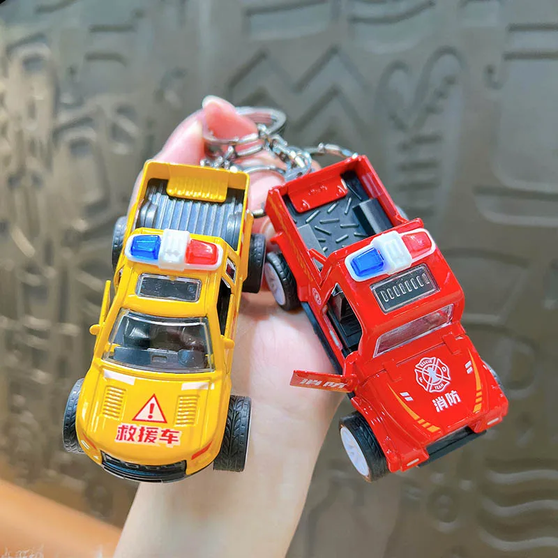 Porte-clés créatif en alliage pour véhicule tout-terrain, pendentif, cadeau exquis, Simulation de moteur de pompier, véhicule de sauvetage, jouet de voiture rétractable