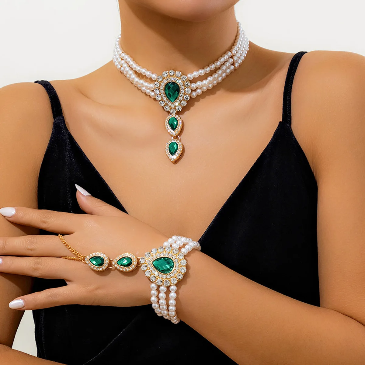 Faux Pearl Choker Necklace with Teardrop Crystal Pendant Vintage French Style Refined Daily Gift Jewelry Ladies Gold Tone