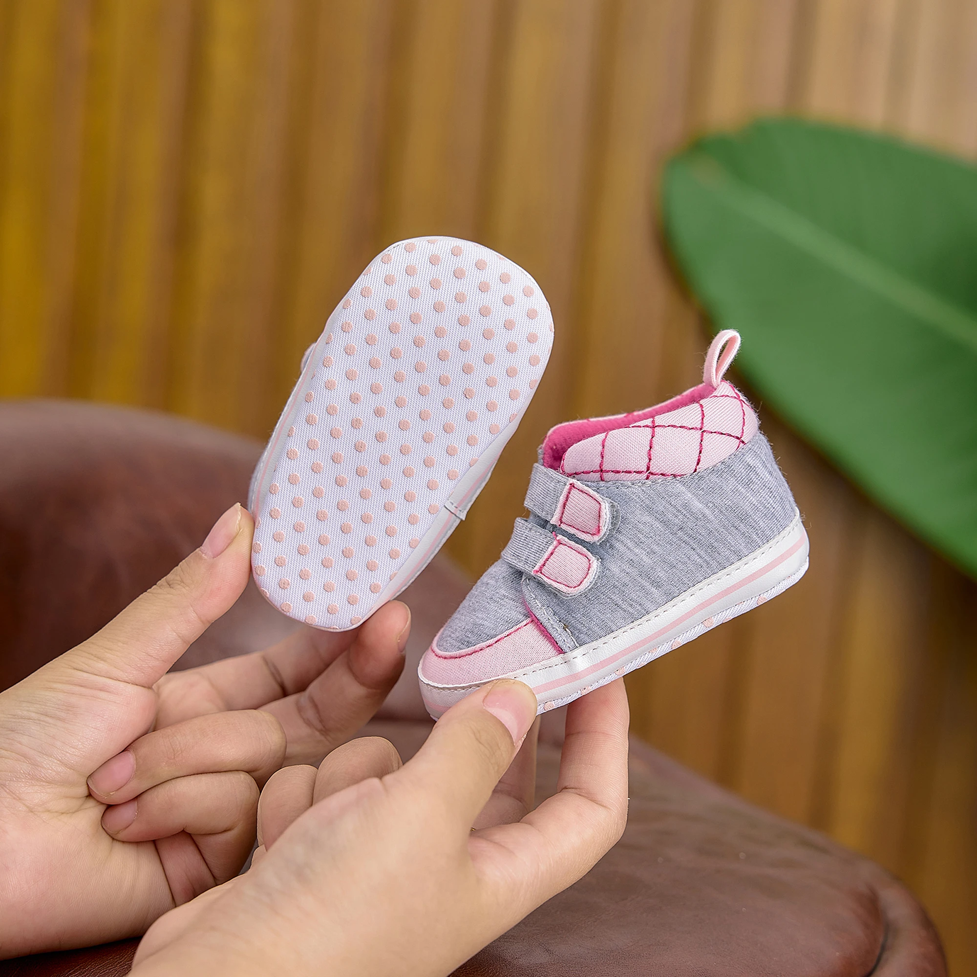 

Детские высокие кроссовки для маленьких девочек или мальчиков. Симпатичная обувь для кроватки для вечеринок, фестивалей и детского душа. Очаровательные ходунки.