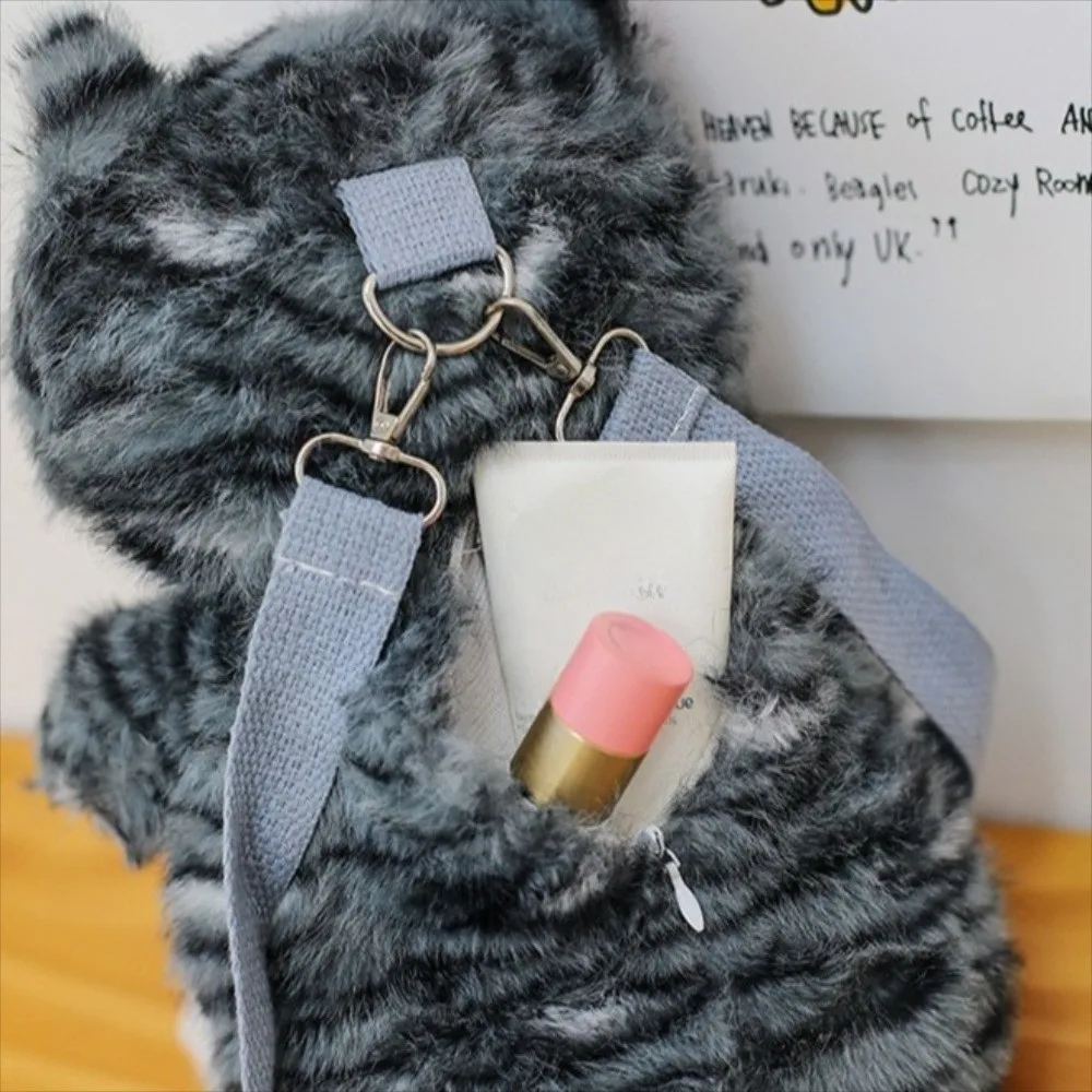 

Cute Soft Cat Backpack Striped Pattern Fluffy Texture Stuffed Animal Daypack Sitting Pose Lovable Simulation Cat Bag Home Decor