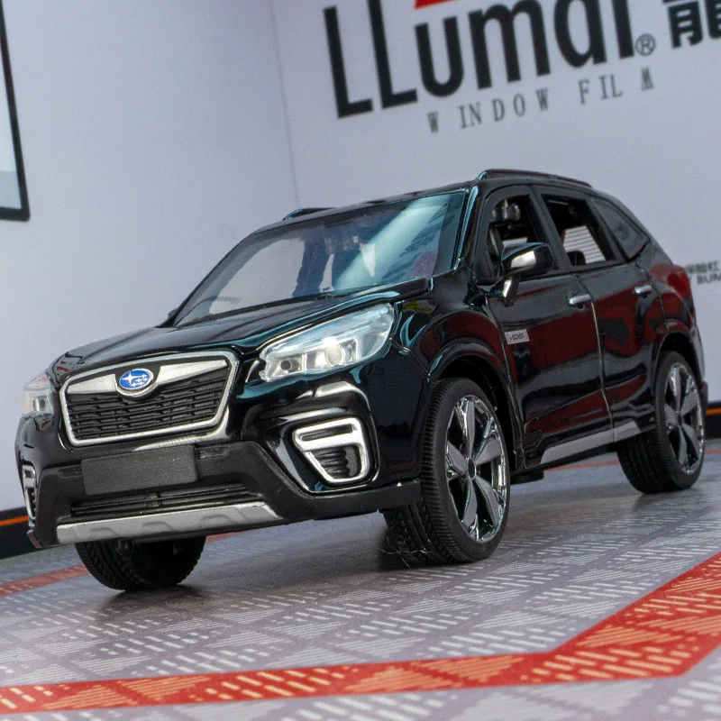 1:30 portas de modelo de carro em liga Subaru e capô do motor, o porta-malas pode ser aberto tem funções de som e iluminação simuladas, detalhes ricos