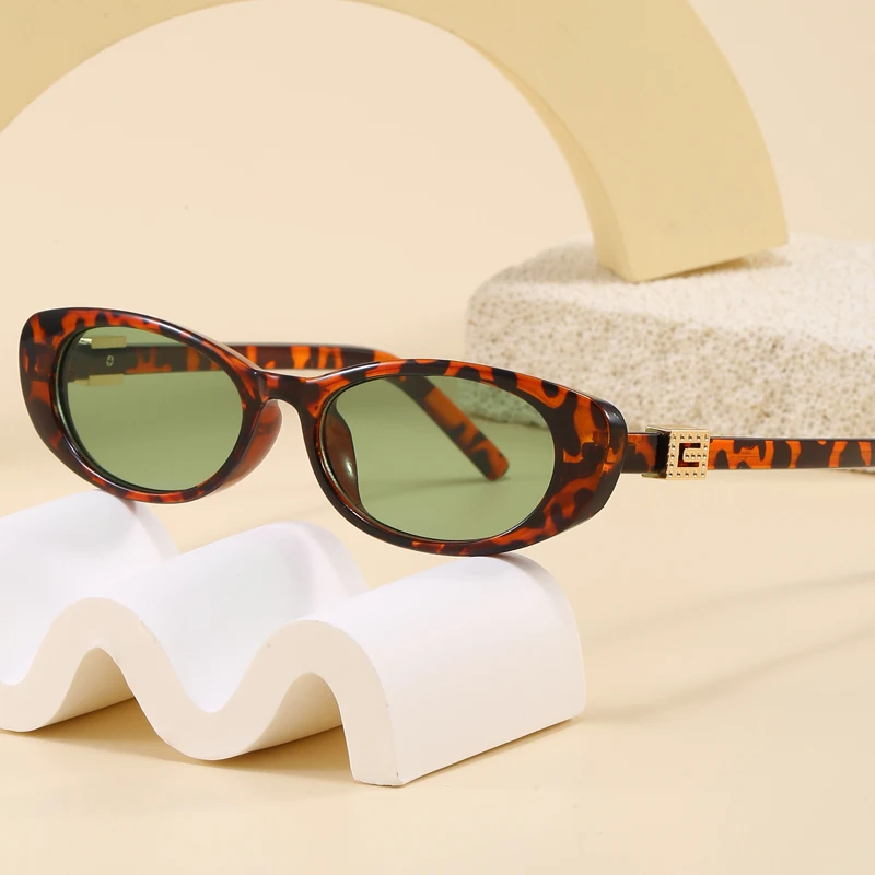 2026 neue Kleine Cat Eye Sonnenbrille Frauen Niet Dekoration Mode Ins Sonnenbrille Top Luxus Damen Stil Brillen UV400