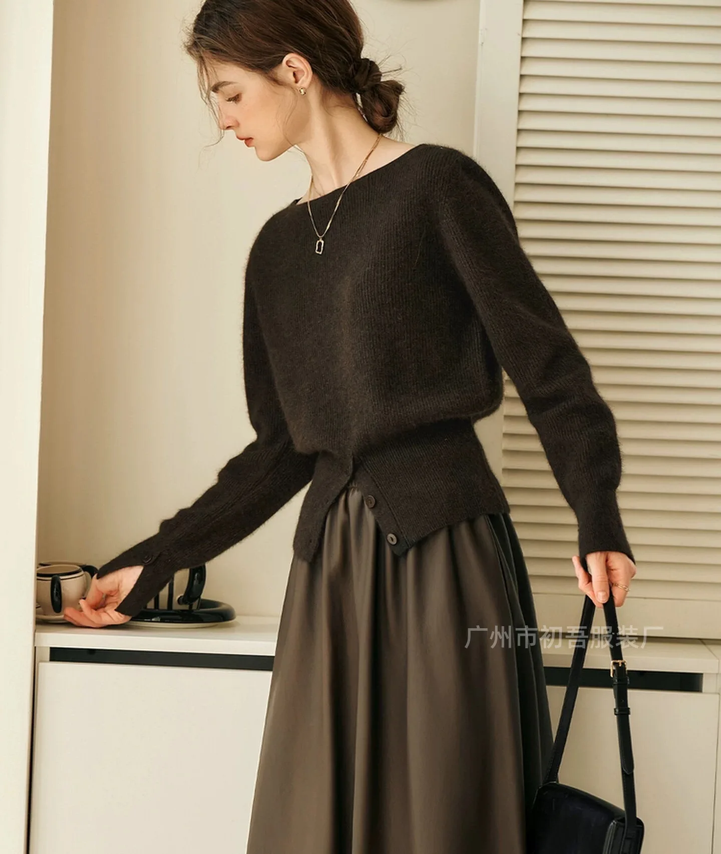 Sweter damski z jednym dekoltem na jesień i zimę 2025, sweter damski z rozcięciem po dole, dzianinowy sweter damski.