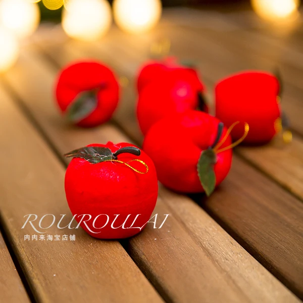 زينة عيد الميلاد مع التفاح والإكسسوارات الصغيرة