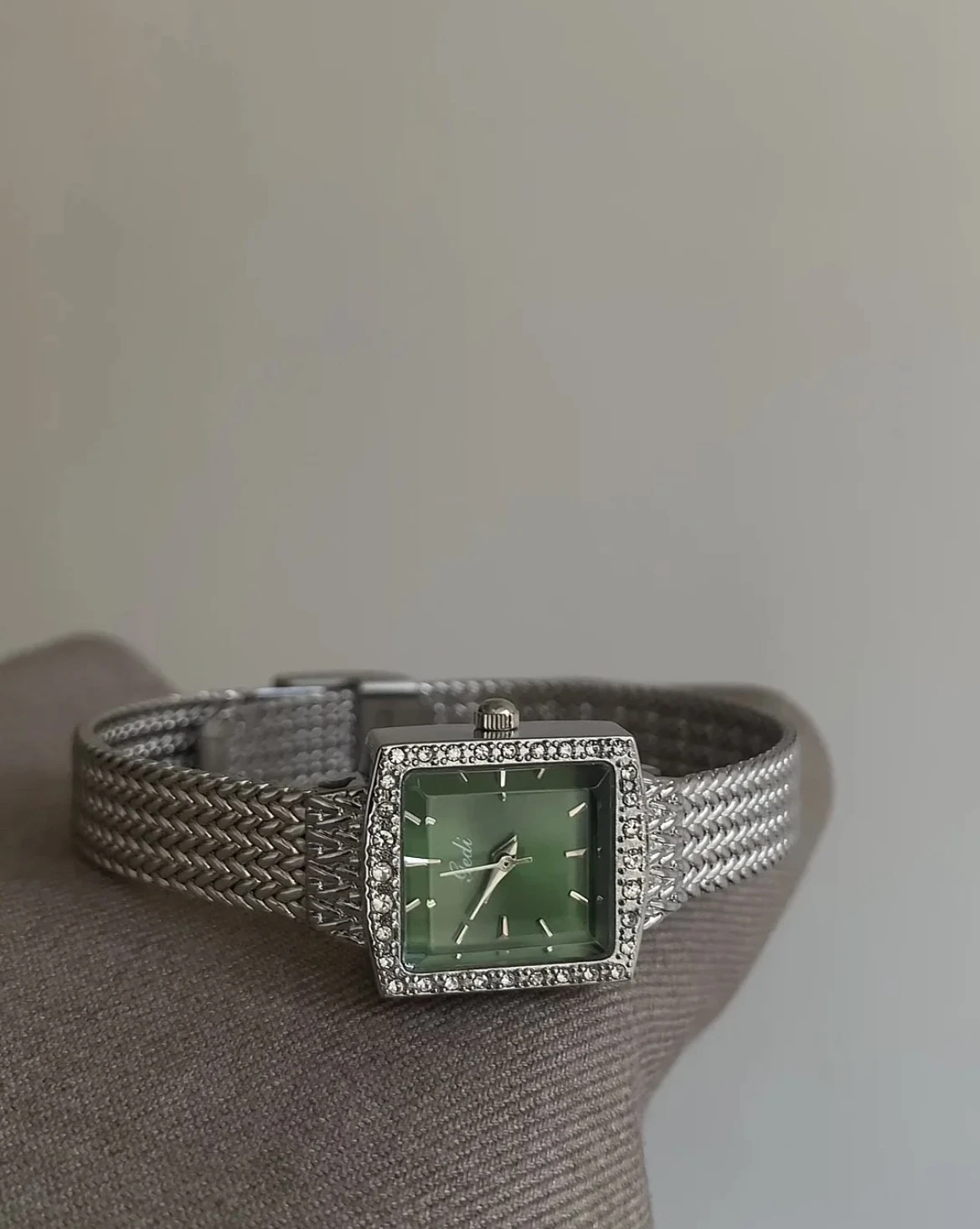 Reloj cuadrado de moda para mujer, verde retro, versátil reloj con orejas de trigo plateadas, sofisticado y simple, un regalo perfecto para mujeres.