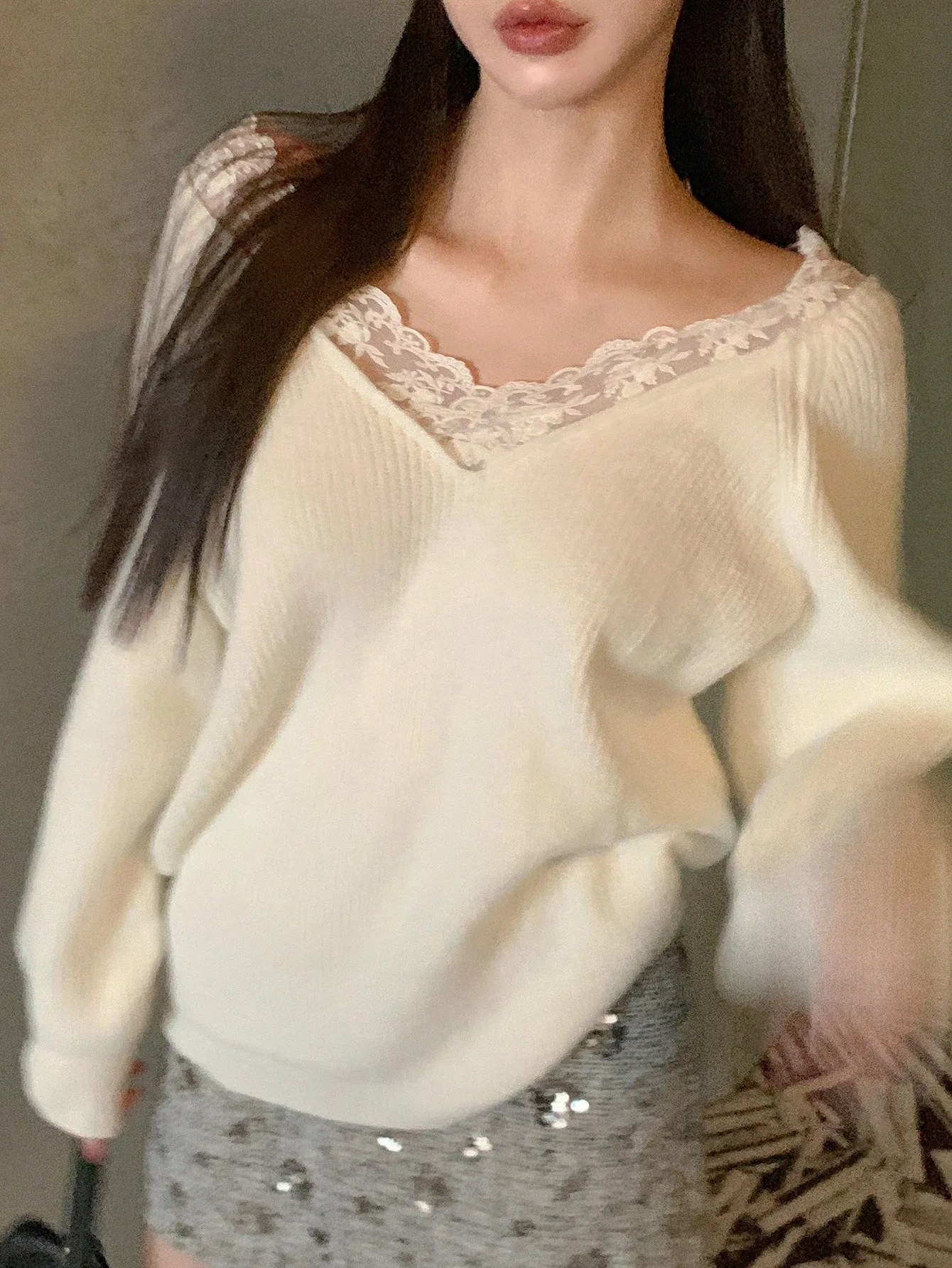 

Женский кремовый вязаный свитер с кружевной отделкой, V-образным вырезом и длинными рукавами свободного кроя